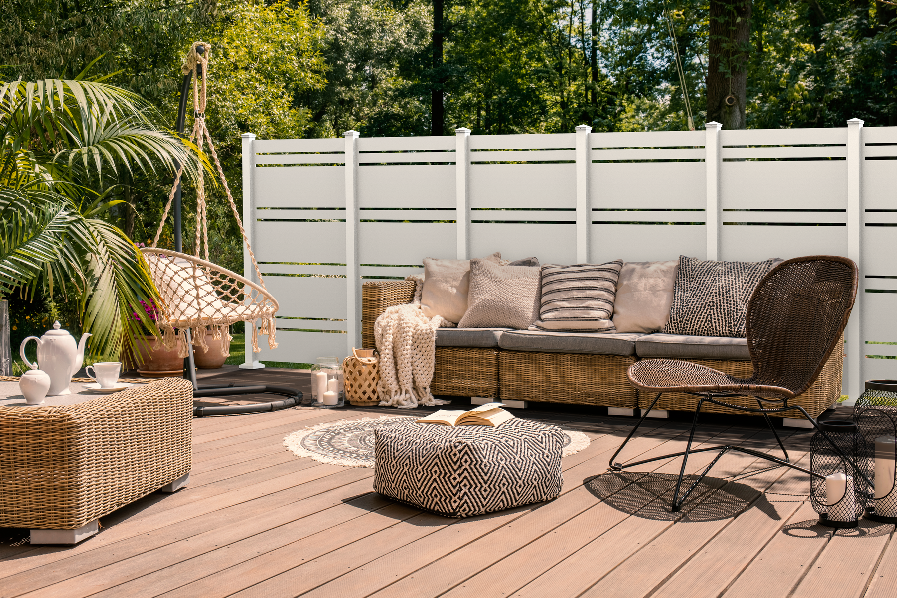 White Streamline screens around an outdoor living area